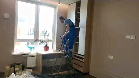 Рабочий стол у окна, на много практичнее чем во всю ширину